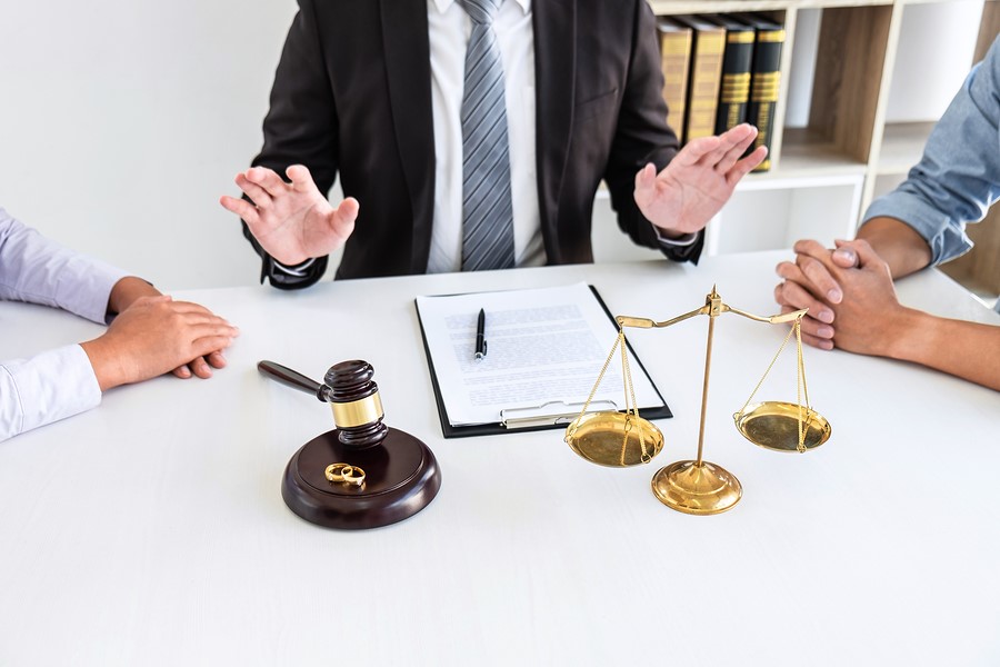 مشاوره با وکیل خانواده برای اعتراض به طلاق غیابی